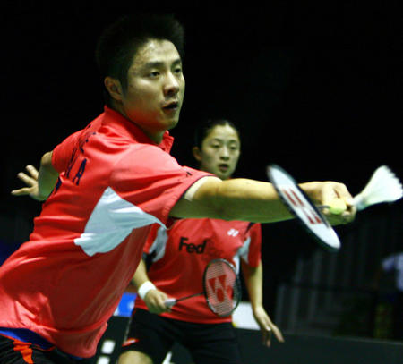 球员踏上他 球员踏上他