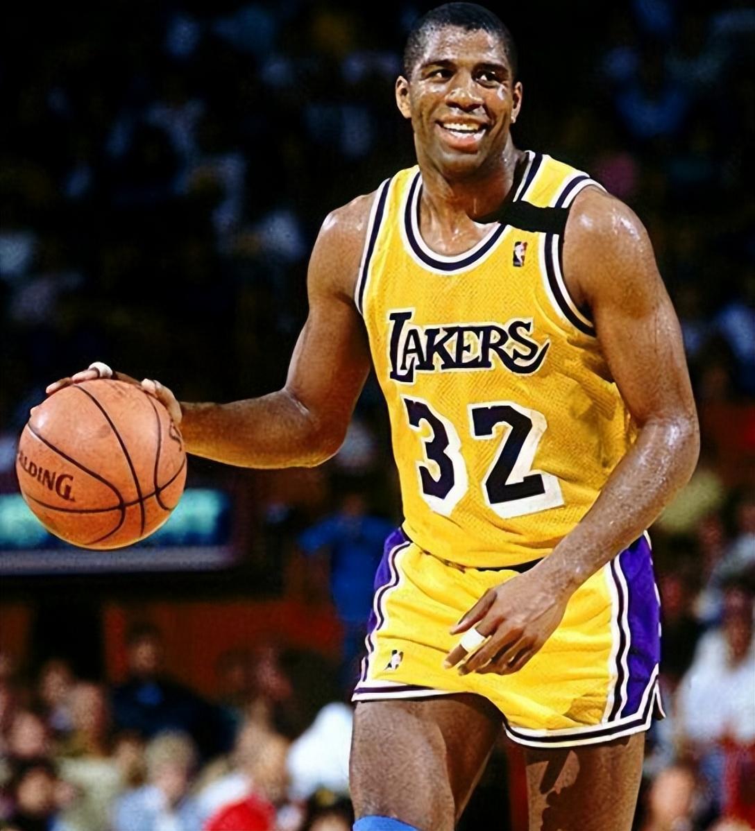 中超：上海海港主场4-1大胜深圳（中超联赛：上海海港主场4比1击败深圳队）